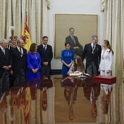 La Infanta Sofía firma en el Libro de Honor del Congreso en la Jura de la Princesa Leonor