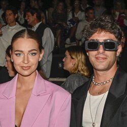 Laura Escanes y Álvaro de Luna en la Madrid Fashion Week 2023