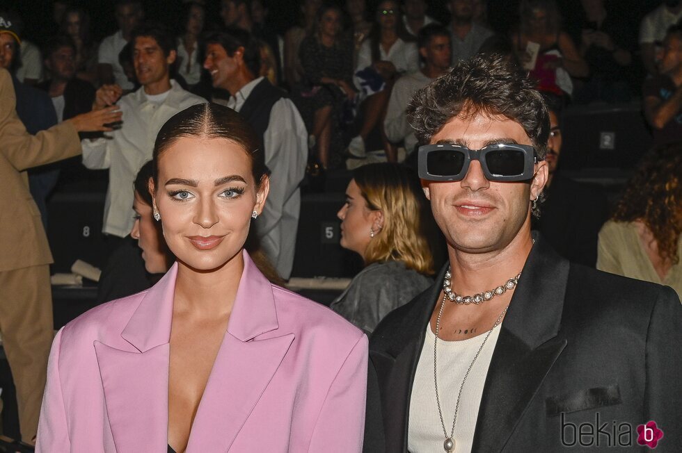 Laura Escanes y Álvaro de Luna en la Madrid Fashion Week 2023