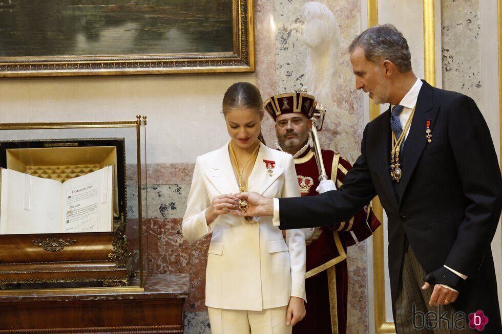 El Rey Felipe coloca las Medallas de Honor del Congreso y Senado a la Princesa Leonor