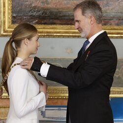 El Rey Felipe coloca el Collar de la Orden de Carlos III tras la Jura de la Constitución de la Princesa Leonor