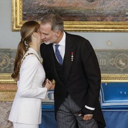 El Rey Felipe besa con cariño a la Princesa Leonor tras colocarle el Collar de la Orden de Carlos III