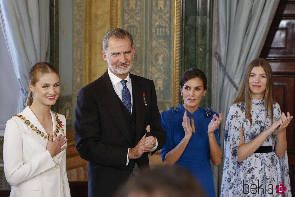 Los Reyes Felipe y Letizia con la Infanta Sofía y la Princesa Leonor con el Collar de Carlos III