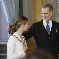 El Rey Felipe vuelve a colocarle el pelo a la Princesa Leonor tras colocarle el Collar de la Orden de Carlos III