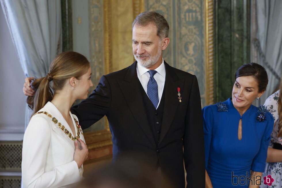 El Rey Felipe vuelve a colocarle el pelo a la Princesa Leonor tras colocarle el Collar de la Orden de Carlos III