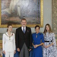 Los Reyes junto a la Princesa Leonor y la Infanta Sofía tras la entrega del Collar de Carlos III y la Jura de la Constitución