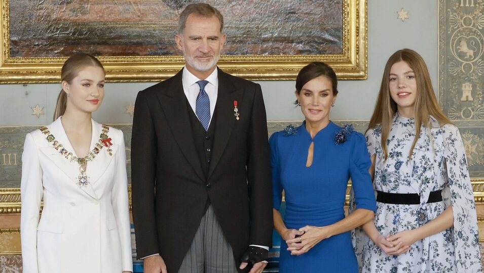 Los Reyes junto a la Princesa Leonor y la Infanta Sofía tras la entrega del Collar de Carlos III y la Jura de la Constitución