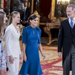 Los Reyes, la Princesa Leonor y la Infanta Sofía en el último besamanos tras la Jura de la Constitución