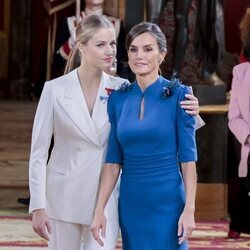 La Princesa Leonor agarra por los hombros a la Reina Letizia