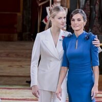 La Princesa Leonor agarra por los hombros a la Reina Letizia