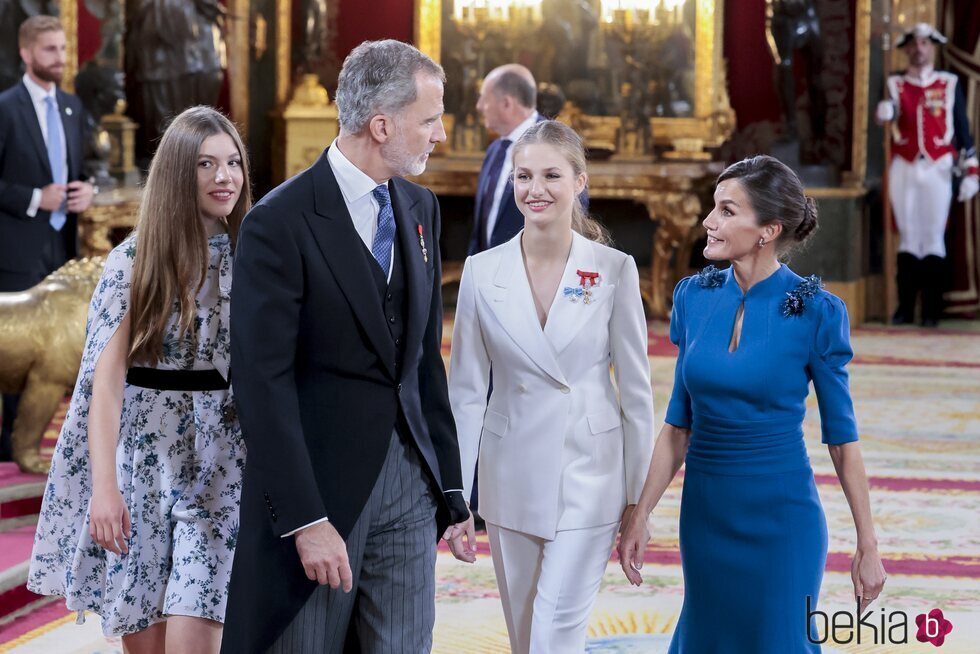 Los Reyes, la Princesa y la Infanta charlan animados tras el besamanos después de la Jura de la Constitución