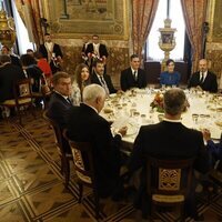 Los Reyes, la Princesa Leonor, la Infanta Sofía y autoridades en el almuerzo tras la Jura de la Constitución