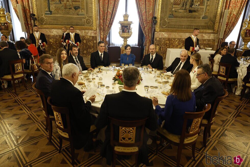 Los Reyes, la Princesa Leonor, la Infanta Sofía y autoridades en el almuerzo tras la Jura de la Constitución