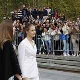 La Princesa Leonor y la Infanta Sofía saludando a los ciudadanos en la Jura de la Constitución de la Princesa Leonor