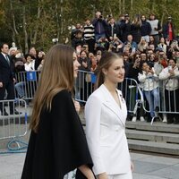 La Princesa Leonor y la Infanta Sofía saludando a los ciudadanos en la Jura de la Constitución de la Princesa Leonor