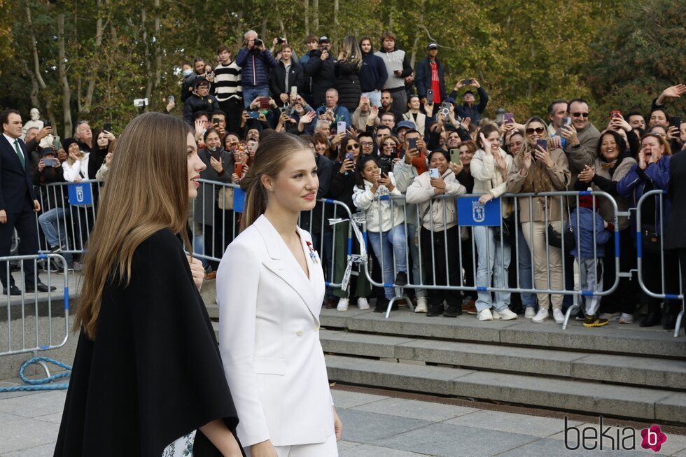 La Princesa Leonor y la Infanta Sofía saludando a los ciudadanos en la Jura de la Constitución de la Princesa Leonor