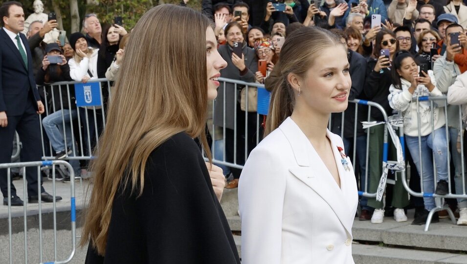 La Princesa Leonor y la Infanta Sofía saludando a los ciudadanos en la Jura de la Constitución de la Princesa Leonor