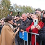 La Reina Letizia hablando con un ciudadano en la Jura de la Constitución de la Princesa Leonor