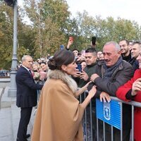 La Reina Letizia hablando con un ciudadano en la Jura de la Constitución de la Princesa Leonor