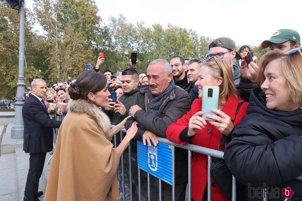 La Reina Letizia hablando con un ciudadano en la Jura de la Constitución de la Princesa Leonor