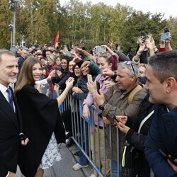 El Rey Felipe VI y la Infanta Sofía saludando a los ciudadanos en la Jura de la Constitución de la Princesa Leonor