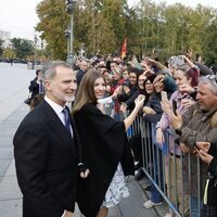 El Rey Felipe VI y la Infanta Sofía saludando a los ciudadanos en la Jura de la Constitución de la Princesa Leonor