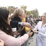 La Princesa Leonor saludando a los ciudadanos en la Jura de la Constitución de la Princesa Leonor