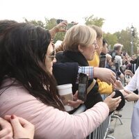 La Princesa Leonor saludando a los ciudadanos en la Jura de la Constitución de la Princesa Leonor