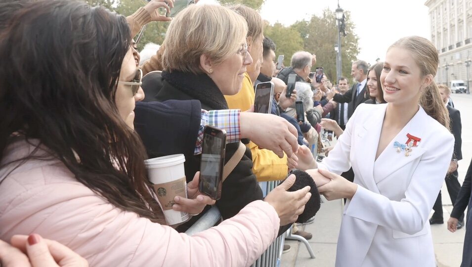 La Princesa Leonor saludando a los ciudadanos en la Jura de la Constitución de la Princesa Leonor