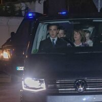 Pedro de Borbón-Dos Sicilias y Sofía Landaluce y sus hijos en el 18 cumpleaños de la Princesa Leonor