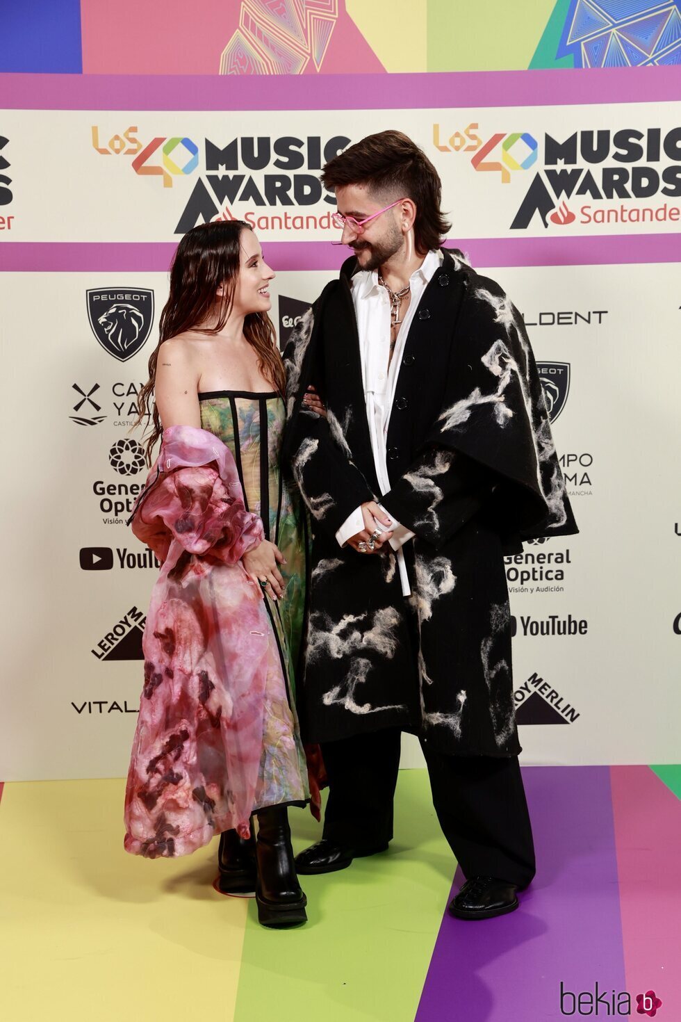 Evaluna y Camilo en la alfombra roja de Los 40 Music Awards 2023