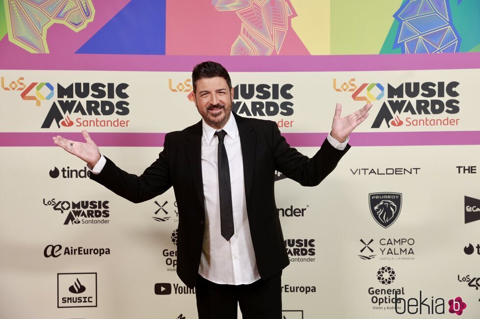 Tony Aguilar en la alfombra roja de Los 40 Music Awards 2023