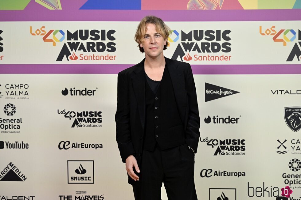 Tom Odell en la alfombra roja de Los 40 Music Awards 2023