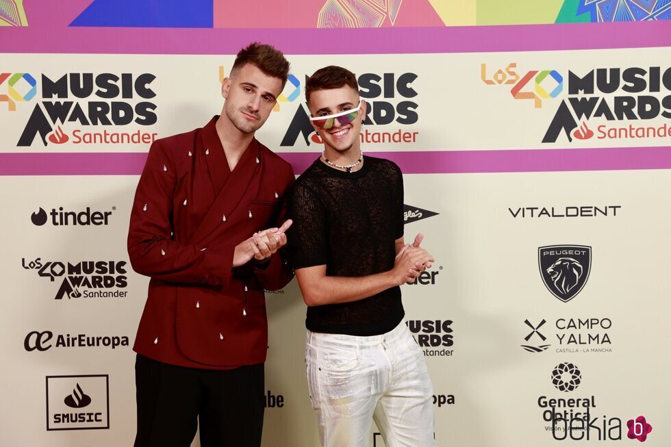 Adexe y Nau en la alfombra roja de Los 40 Music Awards 2023