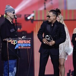 Feid y Ozuna recogen premio en la gala de Los 40 Music Awards 2023