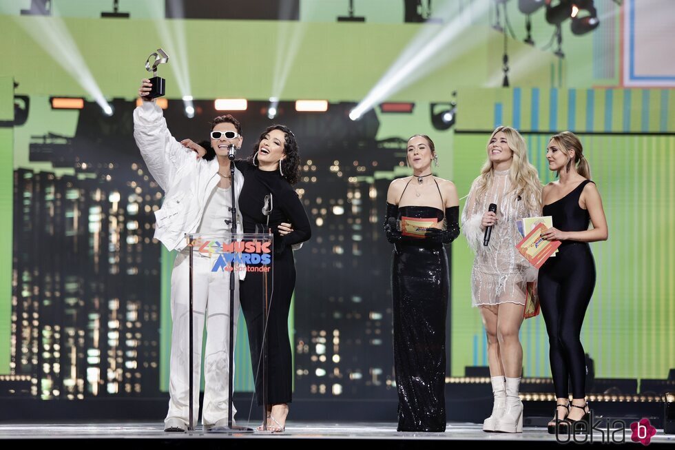 Abraham Mateo y Chanel recogen premio en la gala de Los 40 Music Awards 2023