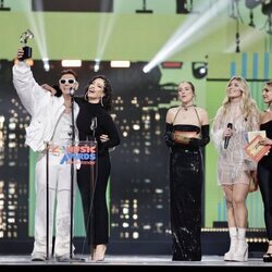 Abraham Mateo y Chanel recogen premio en la gala de Los 40 Music Awards 2023