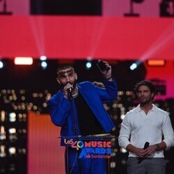 Manuel Turizo recibiendo premio en la gala de Los 40 Music Awards 2023