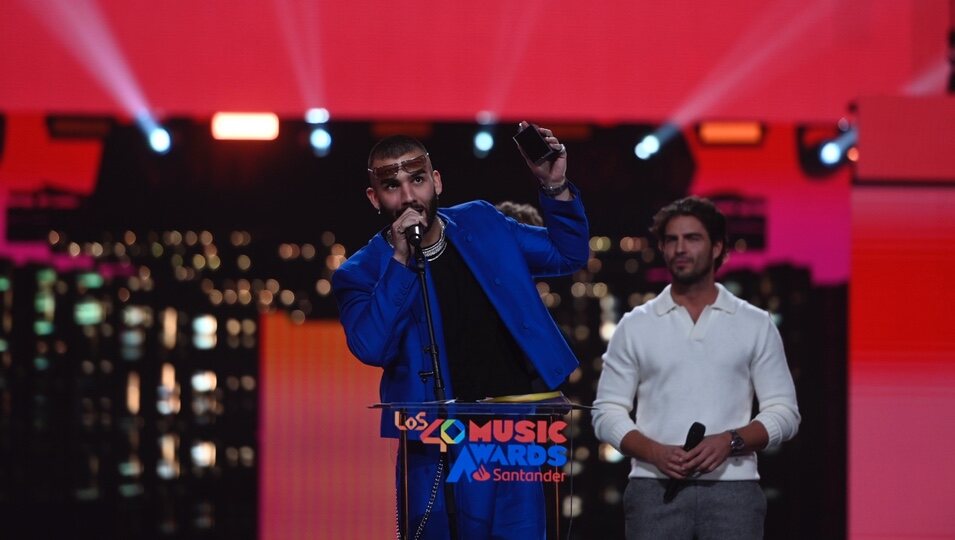 Manuel Turizo recibiendo premio en la gala de Los 40 Music Awards 2023