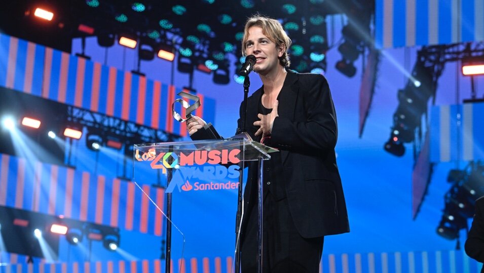 Tom Odell recoge premio en la gala de Los 40 Music Awards 2023