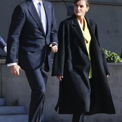 Los Reyes Felipe y Letizia hablando en su despedida en España por su Visita de Estado a Dinamarca