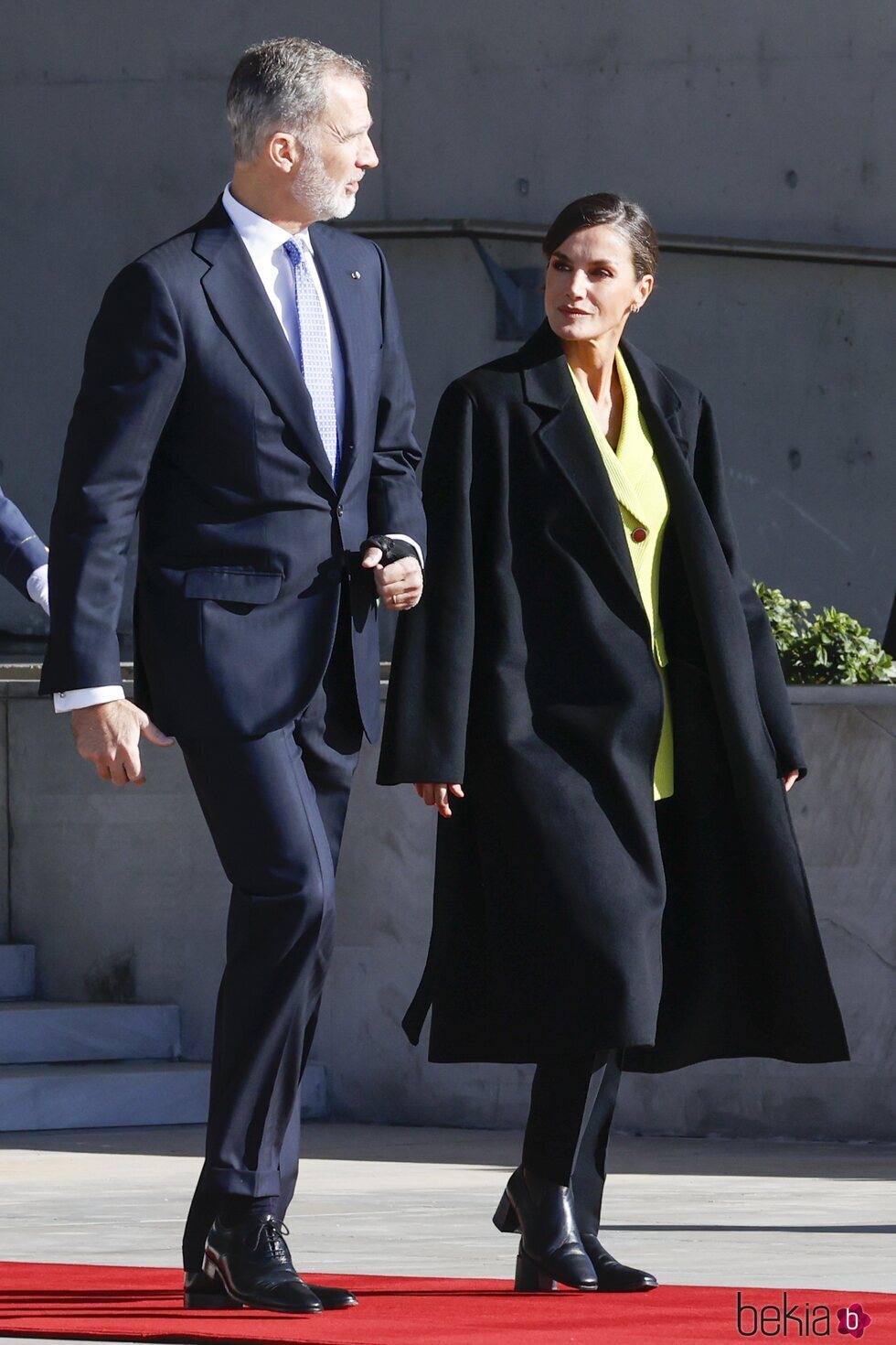 Los Reyes Felipe y Letizia hablando en su despedida en España por su Visita de Estado a Dinamarca