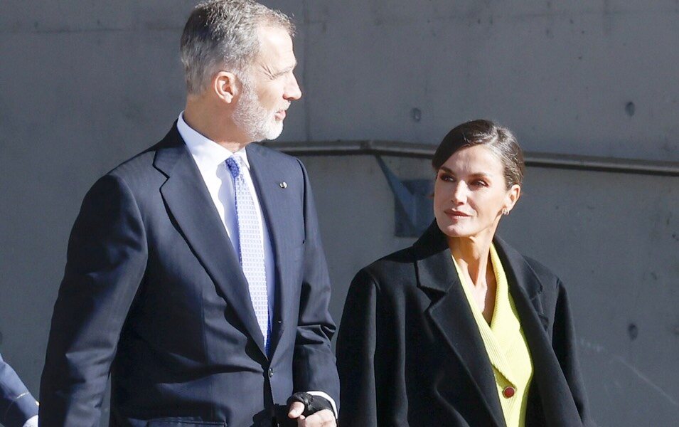 Los Reyes Felipe y Letizia hablando en su despedida en España por su Visita de Estado a Dinamarca