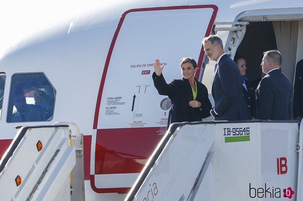 Los Reyes Felipe y Letizia embarcando en el avión en su despedida en España por su Visita de Estado a Dinamarca