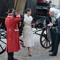 La Reina Letizia bajando del carruaje en la ceremonia de bienvenida por su Visita de Estado a Dinamarca