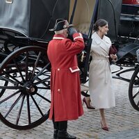 La Reina Letizia bajando del carruaje en la ceremonia de bienvenida por su Visita de Estado a Dinamarca