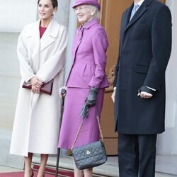 Los Reyes Felipe y Letizia y Margarita de Dinamarca en la ceremonia de bienvenida a los Reyes Felipe y Letizia por su Visita de Estado a Amalienborg