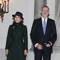 Mary de Dinamarca y Felipe VI en la ceremonia de bienvenida a los Reyes Felipe y Letizia en Amalienborg