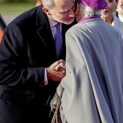 El Rey Felipe VI y Margarita de Dinamarca se saludan con un beso en el aeropuerto de Copenhague