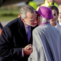 El Rey Felipe VI y Margarita de Dinamarca se saludan con un beso en el aeropuerto de Copenhague